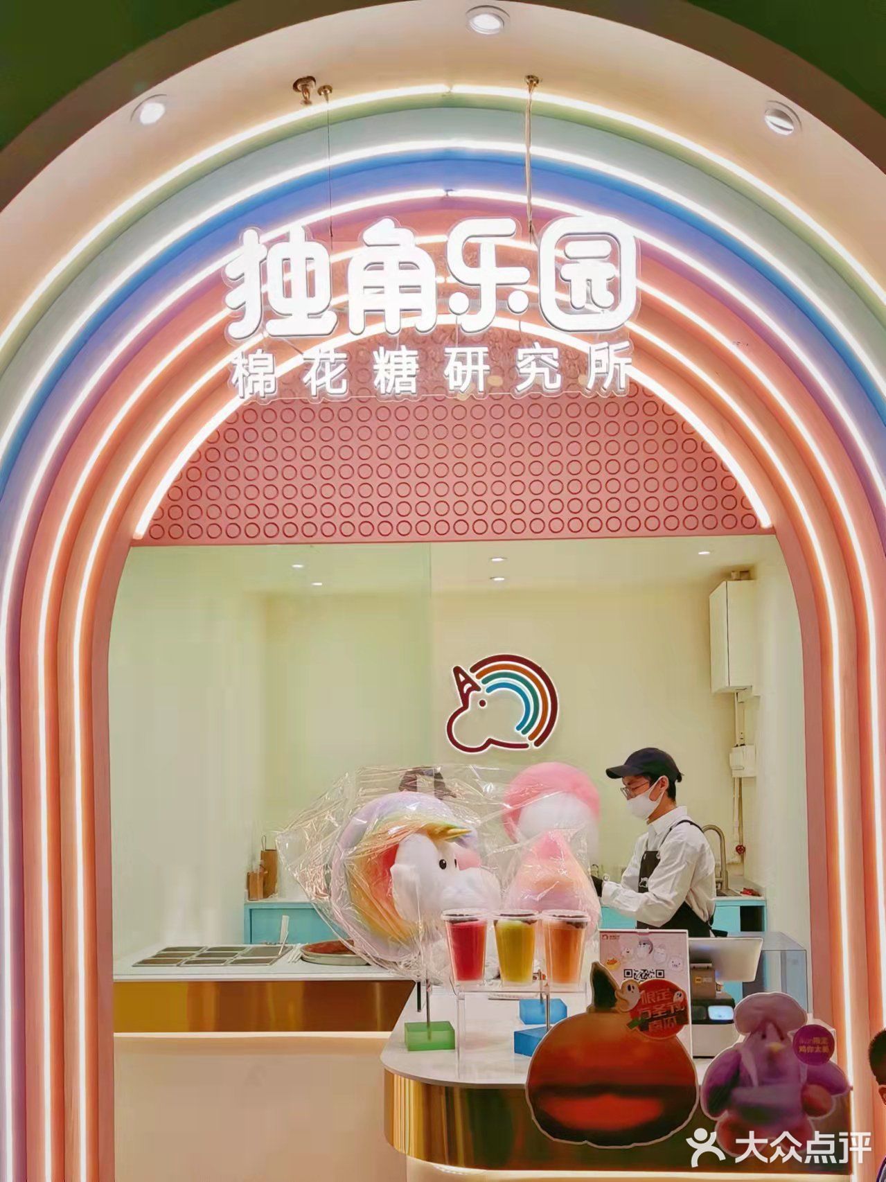 男孩子眼里的光，奥特曼要打败小怪兽~