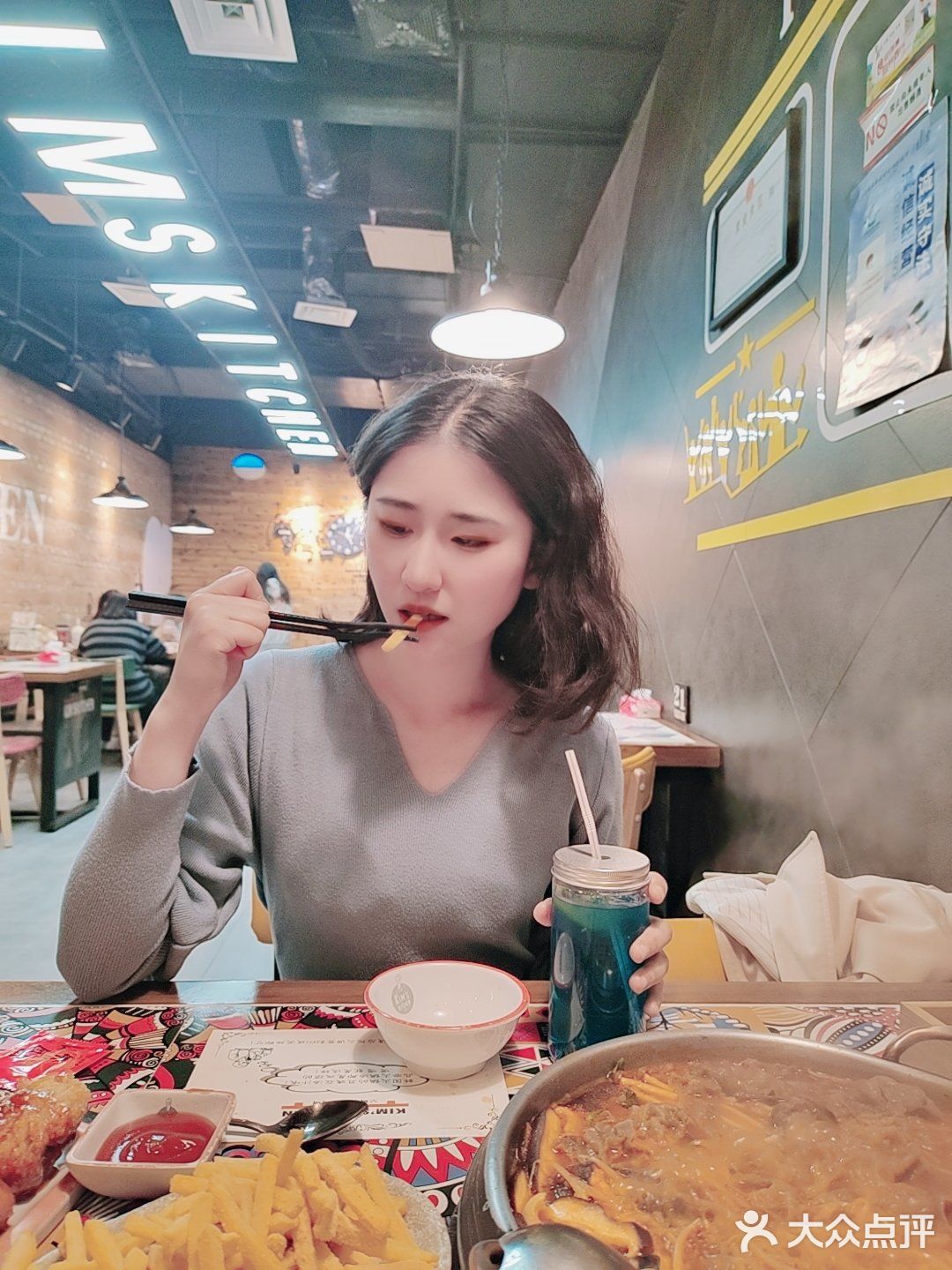 这家店连服务员都是韩国帅欧巴！我要一口一口吃掉你。