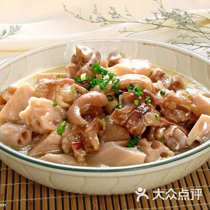 本地连藕坟猪脚,鲜竹笋炒五花肉,雪豆炒腊味,                 zhchsu