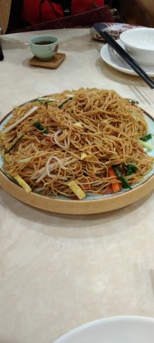 思亲楼祭祖出来,点评搜附近发现这家有粤菜茶点的,离地铁站石溪站很近