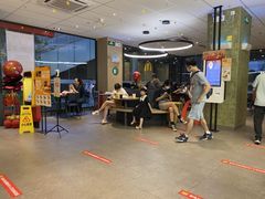 等位区-麦当劳(万博一路天河城分店)