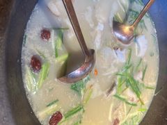 -咕嘟草帽鱼·牛奶一样的鲜鱼汤(天鹅湖万达广场店)