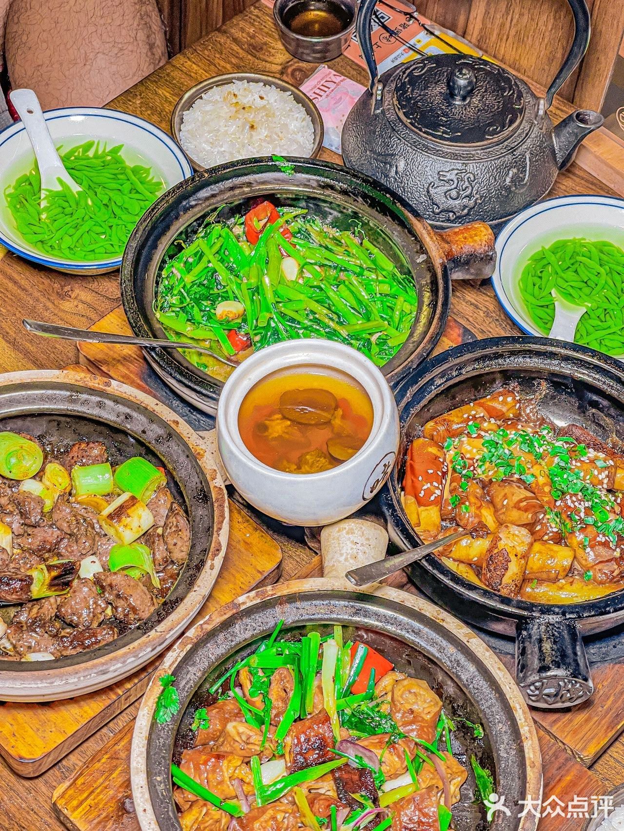 地道广式，先从啫苑·头牌啫煲开始！