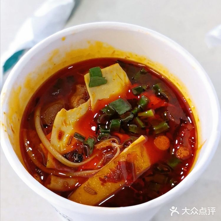 网红火锅杯，其实就是杯子装的麻辣烫呗[偷笑]