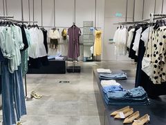 -URBAN REVIVO(高德置地广场·春广场店)