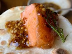 烟熏三文鱼配烤饺子皮和芥末籽酱-BOR Eatery(安福路店)