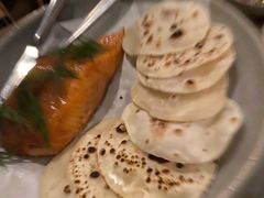 烟熏三文鱼配烤饺子皮和芥末籽酱-BOR Eatery(安福路店)