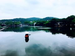西湖烟雨-西湖游船
