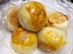 豆沙蛋黄酥-闻酥园(大慈寺店)
