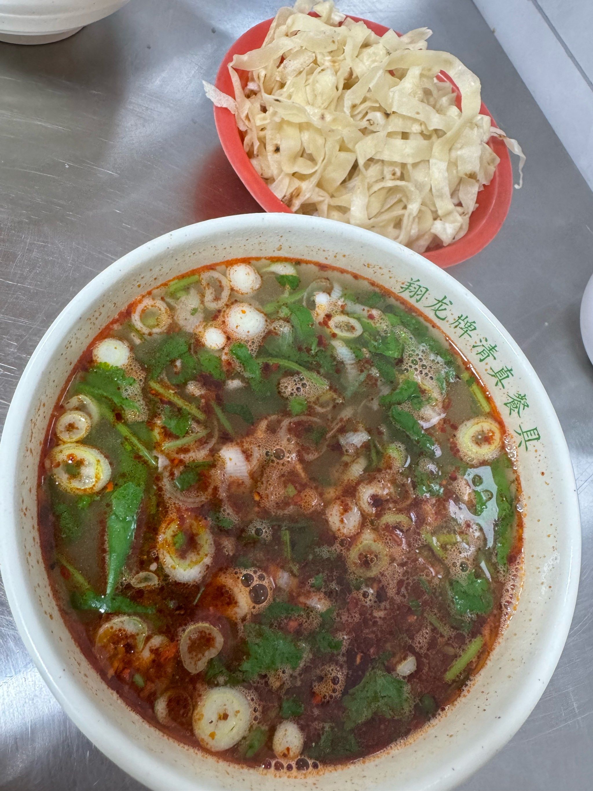 真的好吃,中午人很多,要了15的牛肉汤,配上饼丝