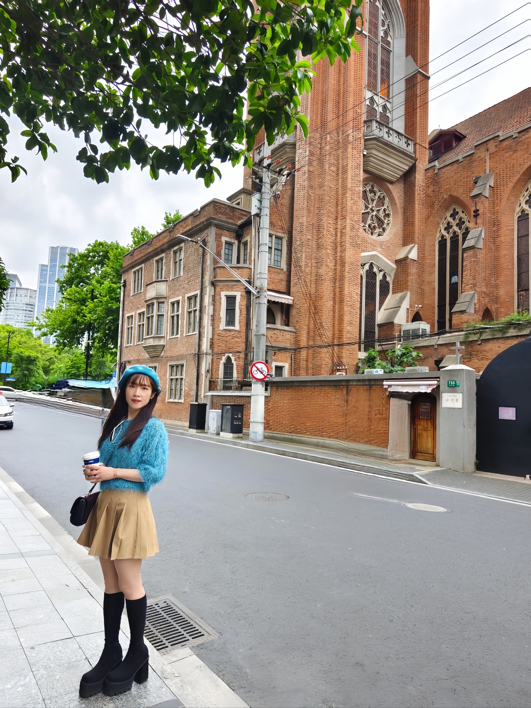 中路九江路口的沐恩堂也是上海市区少数的基督教堂,就在来福士旁边