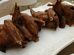 烧乳鸽-轩记海鲜餐厅·四十五年老字号·经典粤菜(西区彩虹店)