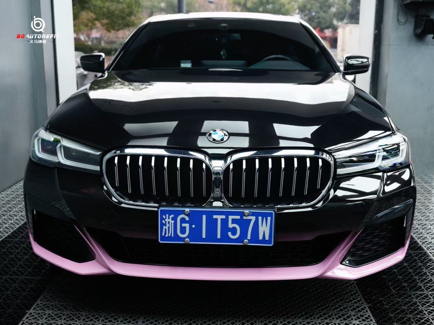宝马5系 黑粉渐变