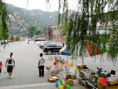 工作日停车场车位充足，小饭店，卖儿童玩具都有-碓臼峪自然风景区