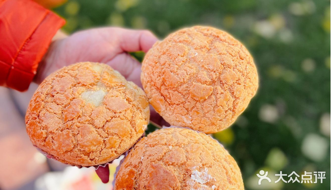 福福饼店家的金牌酥皮菠萝油味道超正的