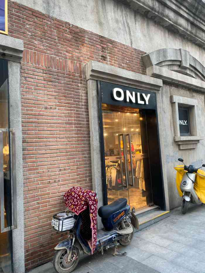only(汉街万达店)-"和闺蜜一起逛到这家店.试衣服期间,还有一.