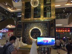-现代经典婚纱摄影