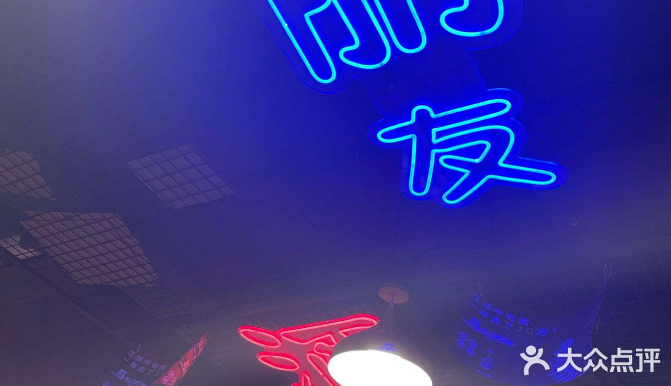 夏季夜生活最大的快乐就是下班后和小姐妹去吃烤肉！
