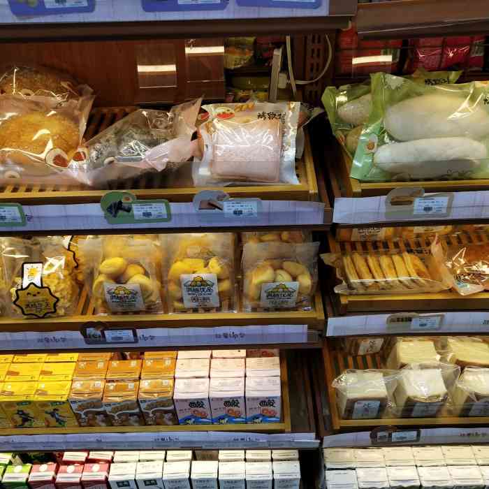 全家便利店(青龙街店)-"最近很偏爱便利店的面包快餐这些东西哈哈哈.