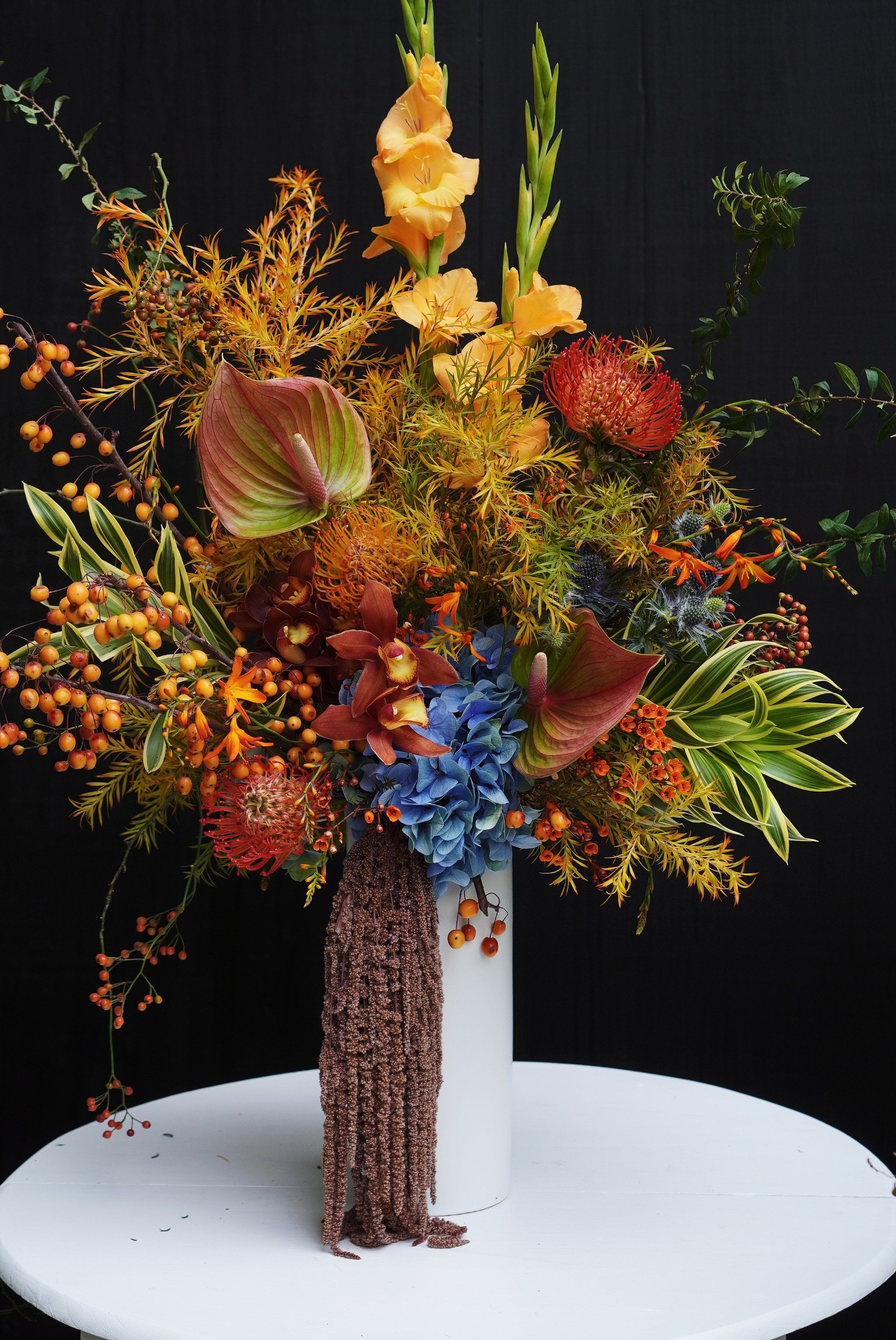 立冬后的阳光色系店铺桌花布置