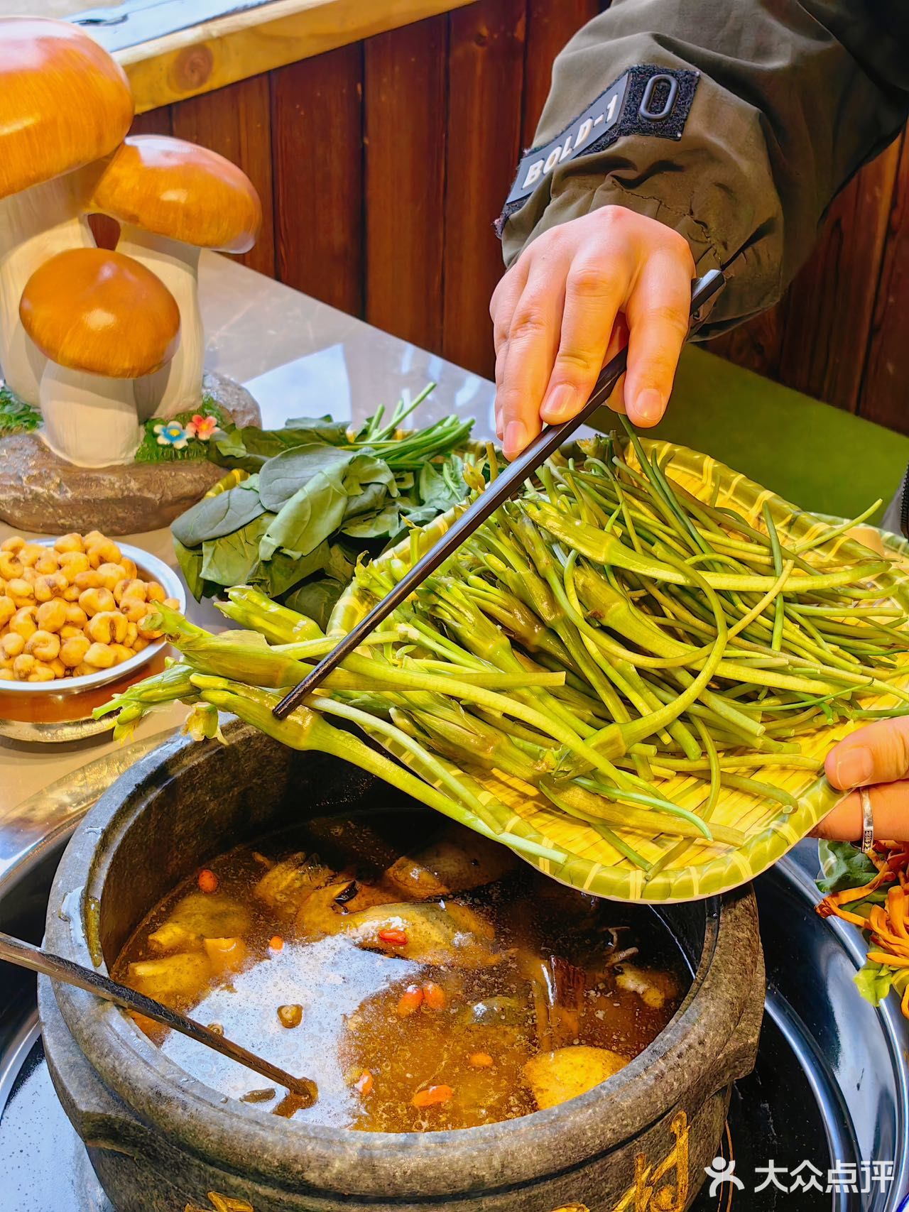 布达拉宫旁的神仙石锅鸡！野菌汤底绝了！