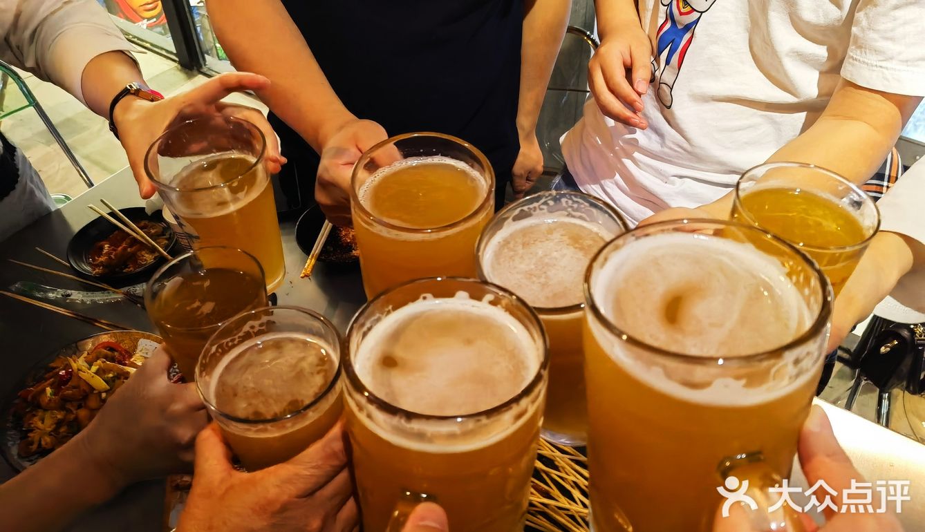 外摆、投影、潮语、出片、杰伦、精酿，这家新开烧烤店都有咯[色]