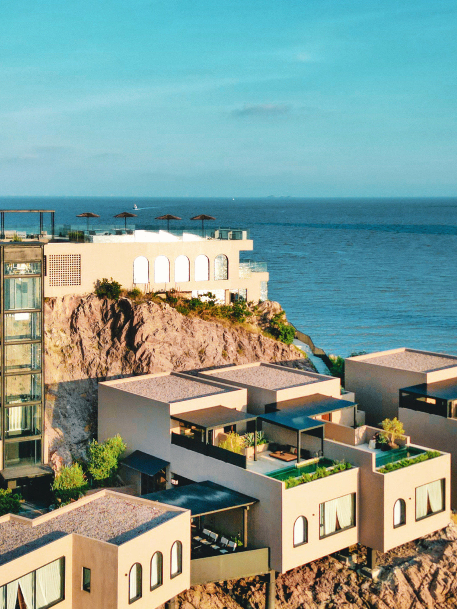 海边睡觉
以重新认识地球🌍的伟大
🌊
海岸孤岛上的悬崖