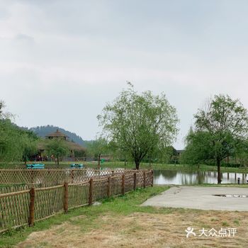 离县城不远，开车大约7公里