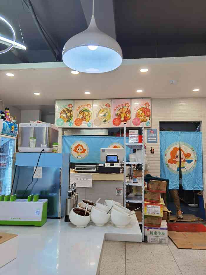 觅姐麻辣烫(龙园西路店)-"在大连老虎滩旁边,中午的生意挺好,但是门.