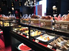 面包甜点陈列柜-Salon de The de Joel Robuchon(外滩18号店)