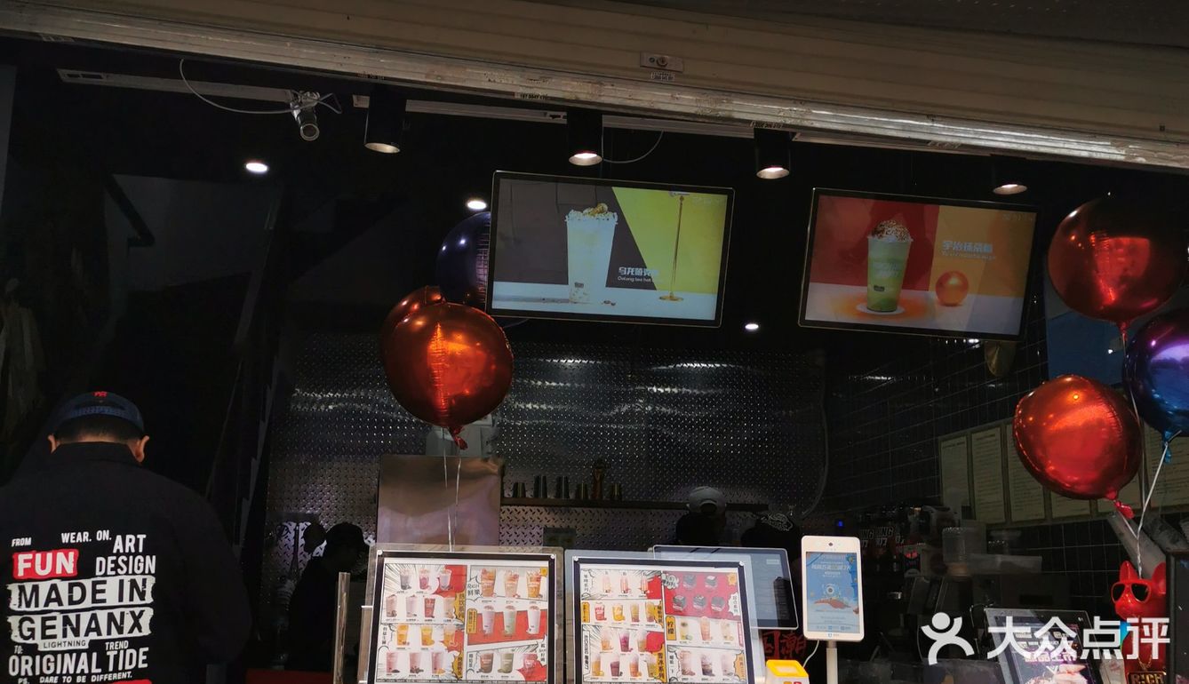 里面水果也很多，百香果，菠萝，西瓜，橙子，哈密瓜…