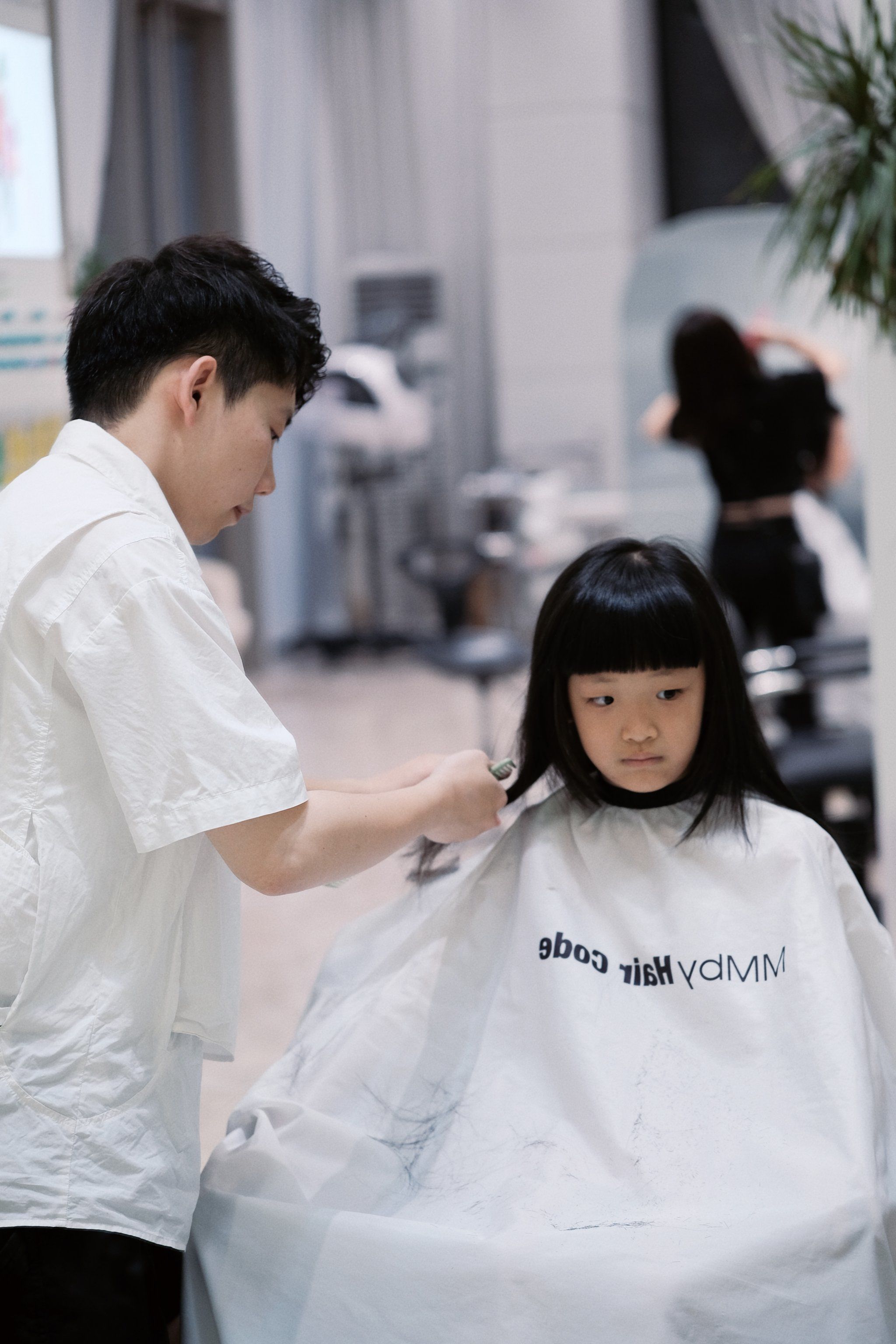 也很专业哄小朋友孩子很配合的在修剪头发看看宝宝跟换了一个人是的