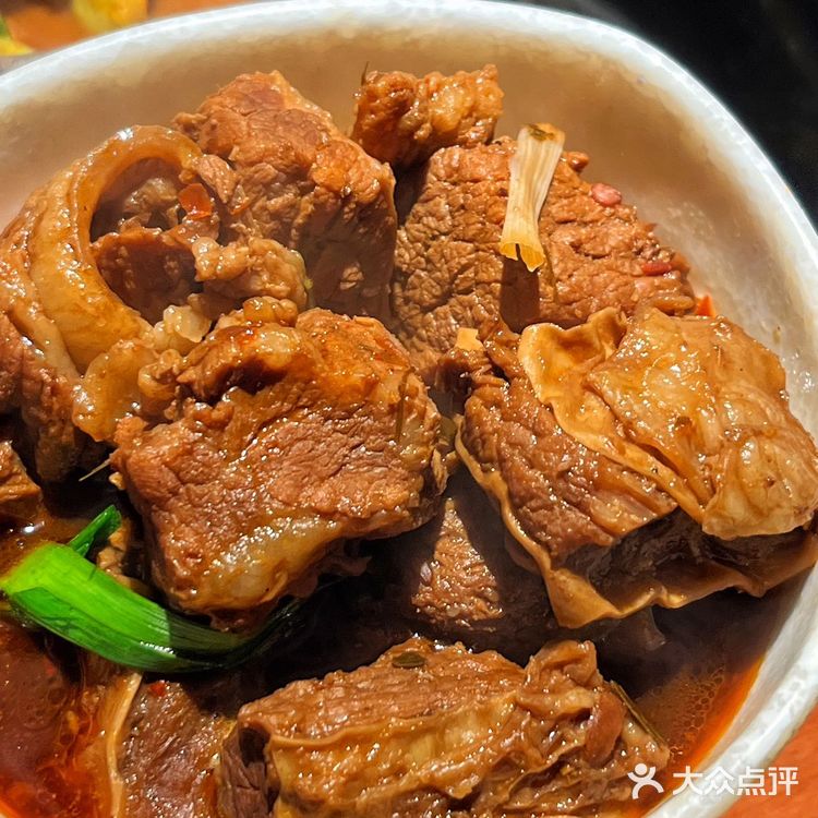 城墙边的港式打邊爐牛腩牛雜煲‼️满满一锅让冬天的幸福感爆棚