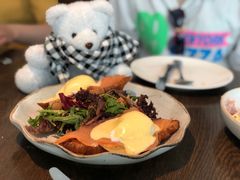 班尼迪蛋可颂配烟熏三文鱼-ROAST