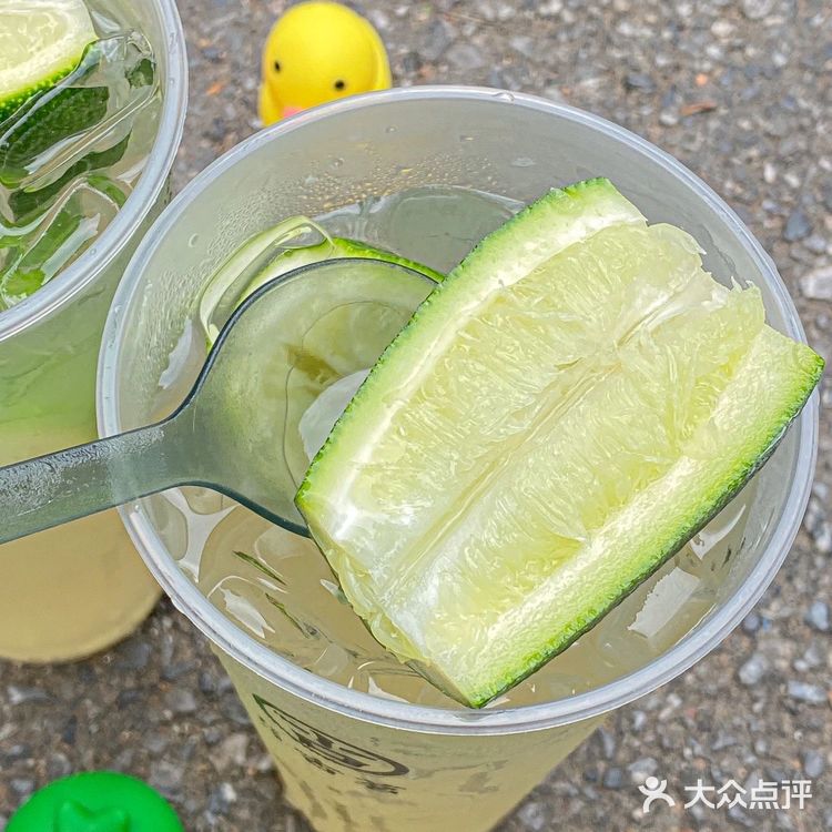 都给我去喝！一口就上头，这颗香水柠檬我先干为敬