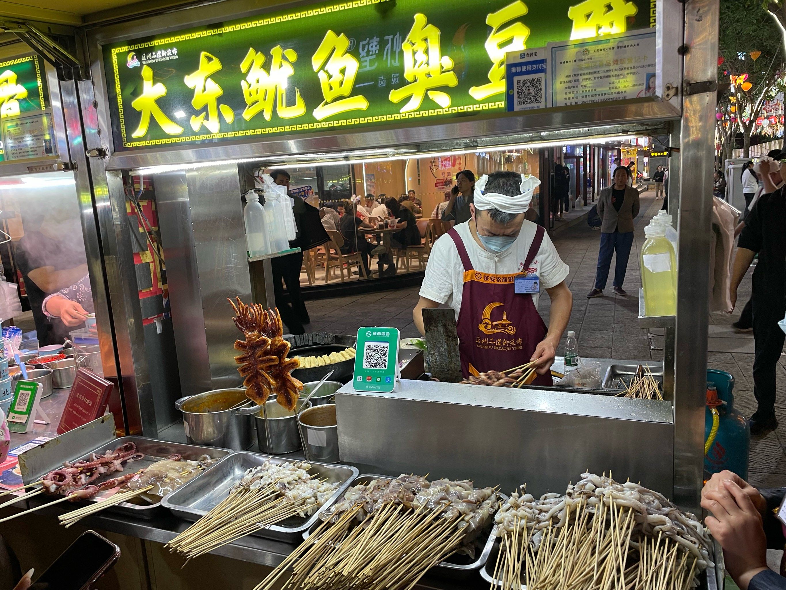 二道街夜市 热闹非凡 感受城市里的烟火气
