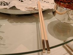 侍應生放的筷子。。不知道他為什麼不放得好一點，好歹都是五星級酒店-嘉麟楼