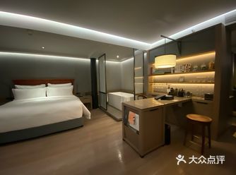 从浴缸走到浴室有点远。房间的用料扎实