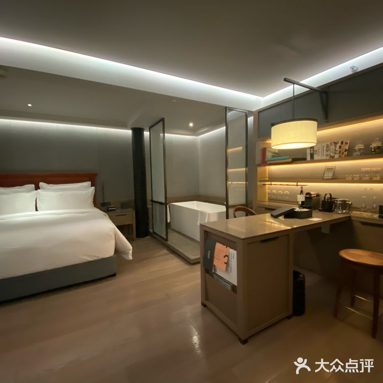 从浴缸走到浴室有点远。房间的用料扎实