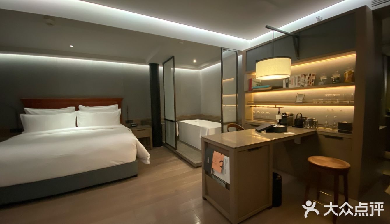 从浴缸走到浴室有点远。房间的用料扎实