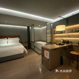 从浴缸走到浴室有点远。房间的用料扎实