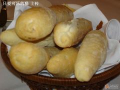 火锅配套的面包-卡本妮法餐厅·北京和平宾馆