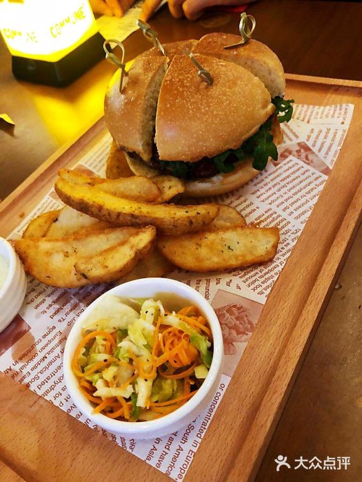 commune(十亩地店)黑松露菌菇牛肉汉堡图片