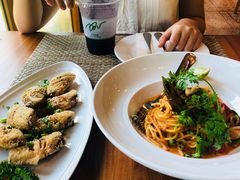 -Chom Cafe and Restaurant