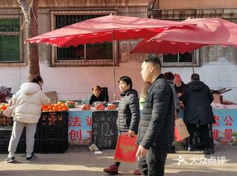 这里是虢国植物园边上的菜市场