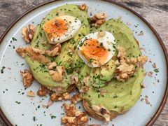 牛油果煮蛋吐司-RAC BAR(安福路店)