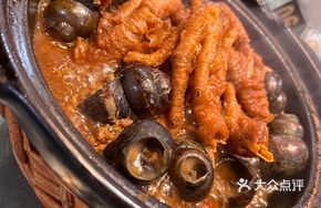 Snail Stuffed with Meat and Chicken Feet Casserole