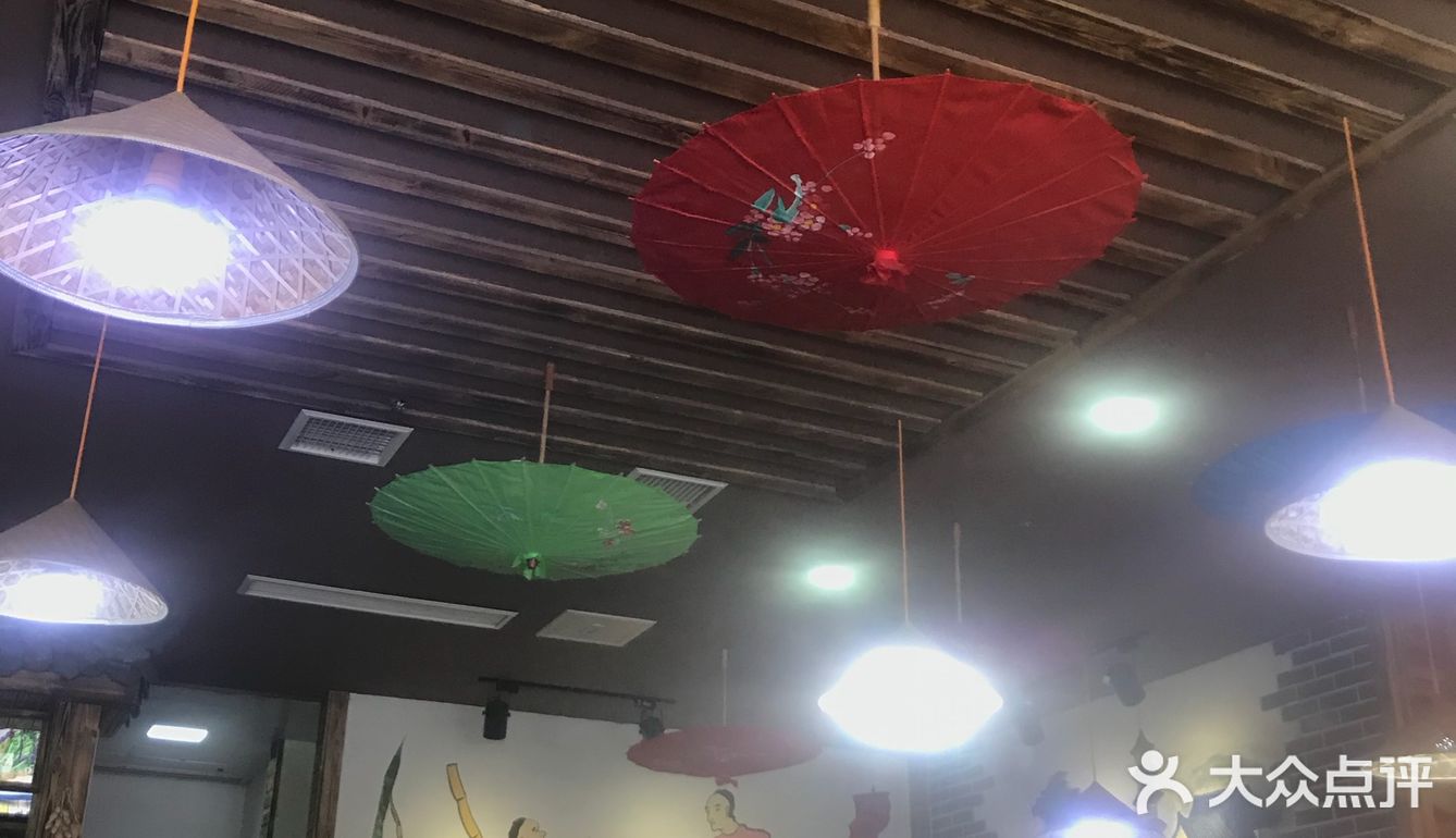 第一次来赖扁担吃面,可能是因为地角的原因,中午高峰期