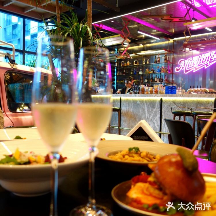 全国首发🔥‼️全国首家BMW宝马餐酒吧！进军成都❤️了！