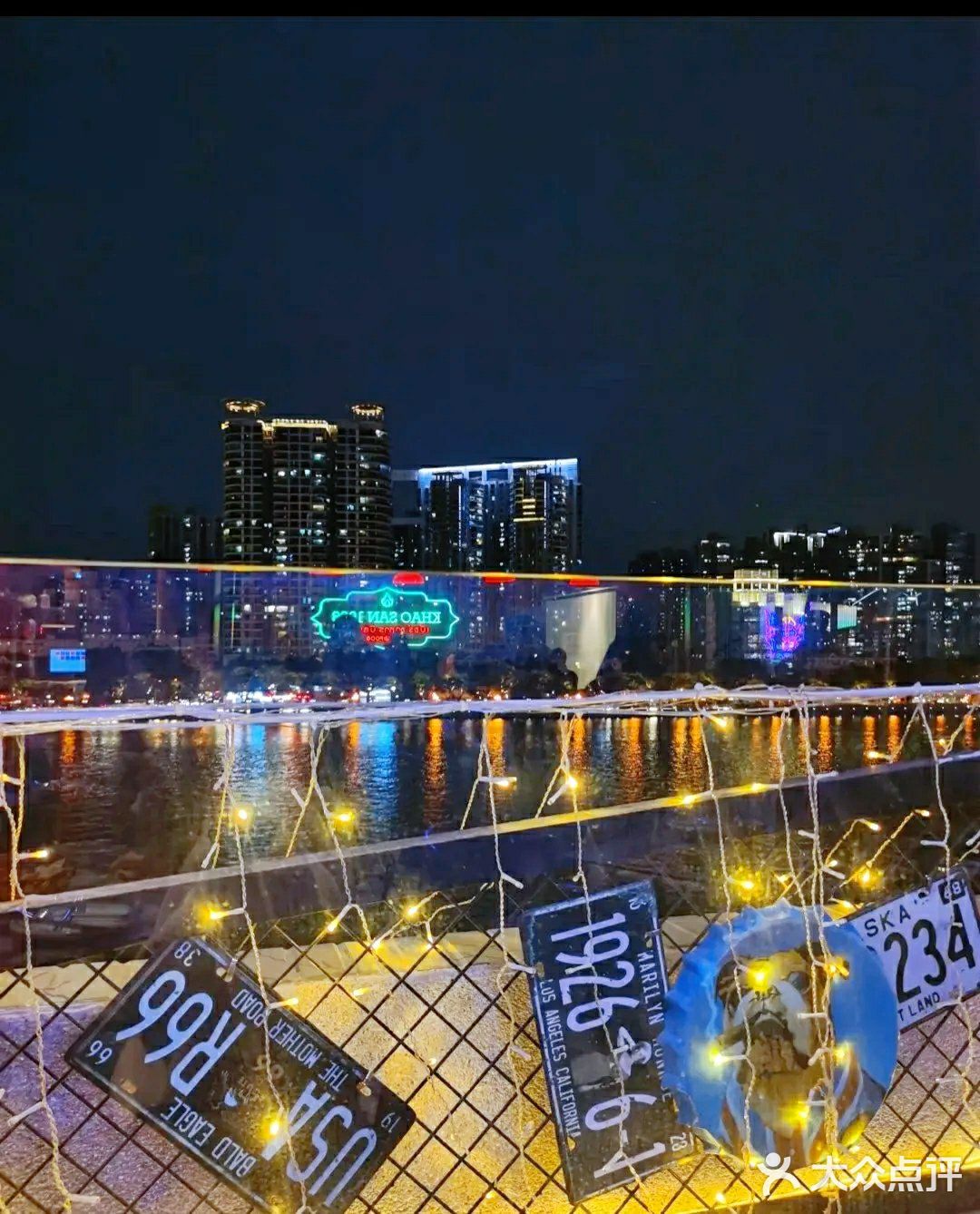 今晚在江畔独自美丽✨✨ 享受丰盛的泰餐🍲冬阴功再来一碗！